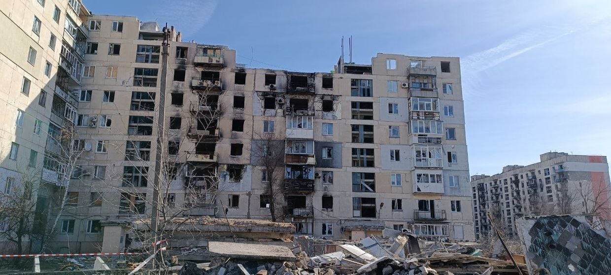 Багатоповерхівка в окупованому Сіверськодонецьку, яку частково знищив російський обстріл